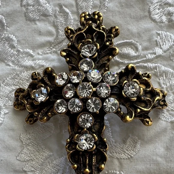 Vintage Style Gold and Diamond Cross Pendant - Picture 4 of 8